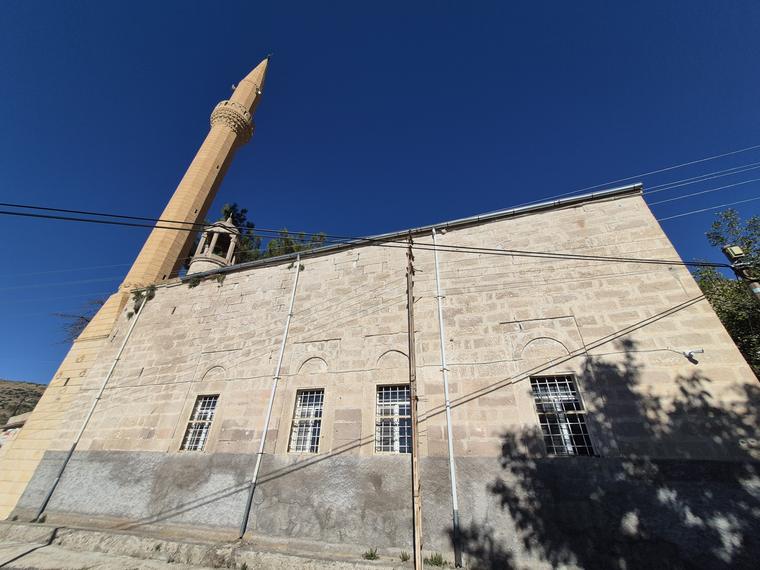 Boyalı Köyü Camii'nin kesme taş cephesi ve silindirik minaresi
