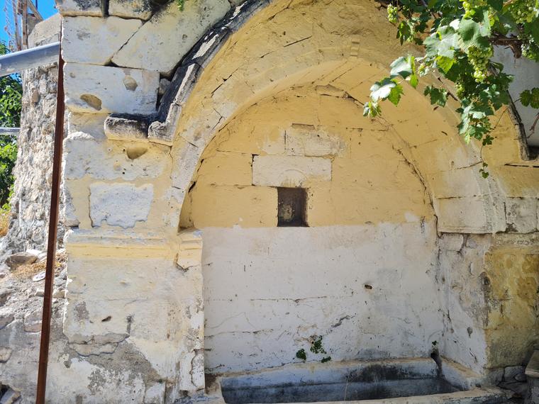 Tek kemerli, sıvalı köy çeşmesi