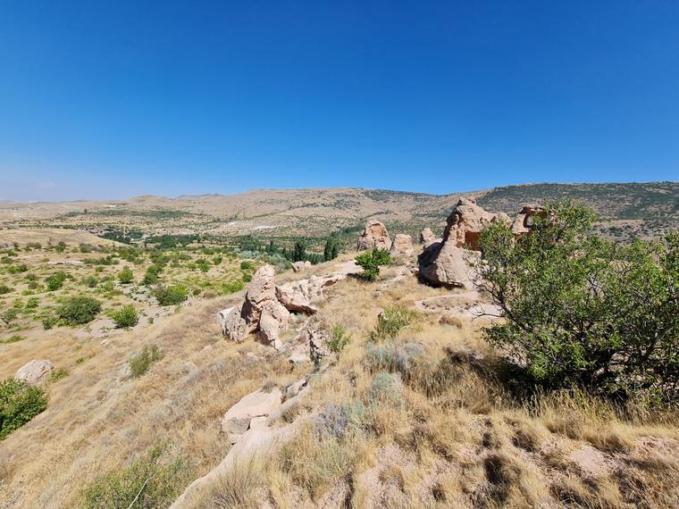 Höyük sırtında yüzeyde görülen taş yığınları ve yapı izleri