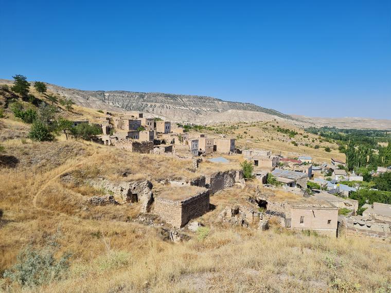 Yamaçta terk edilmiş taş ve kaya oyma evler