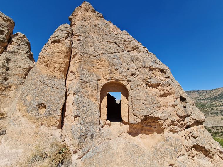 Peribacası konisine oyulmuş kilise girişi